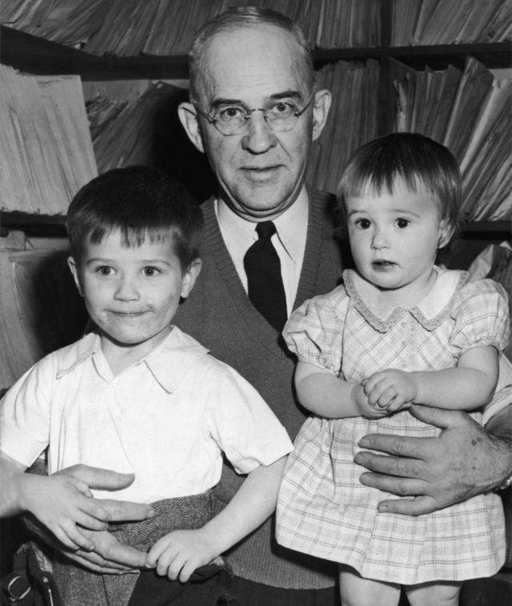 美利坚下跪狂人，成人尿不湿坚定“带盐人”——“稀宗拜登”