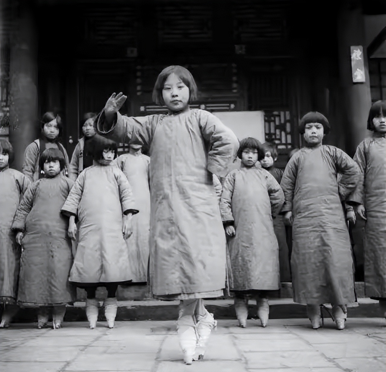 金莲小脚为什么这么美,三寸金莲的美感在哪