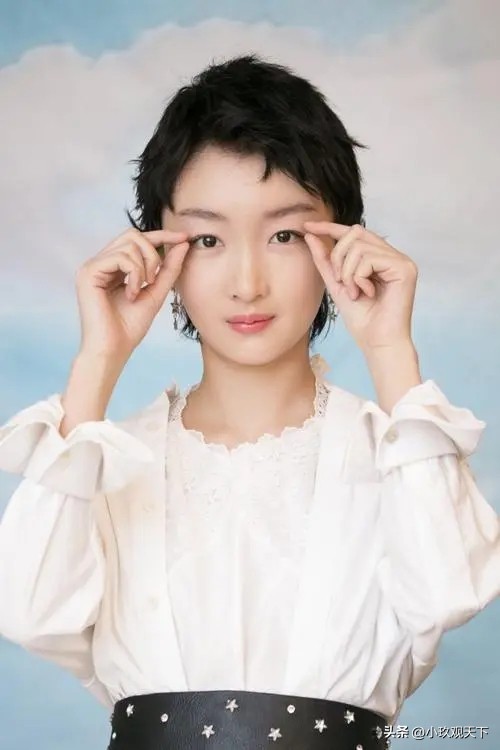 周冬雨出道十二周年获集体好评,周冬雨凭什么火得一塌糊涂