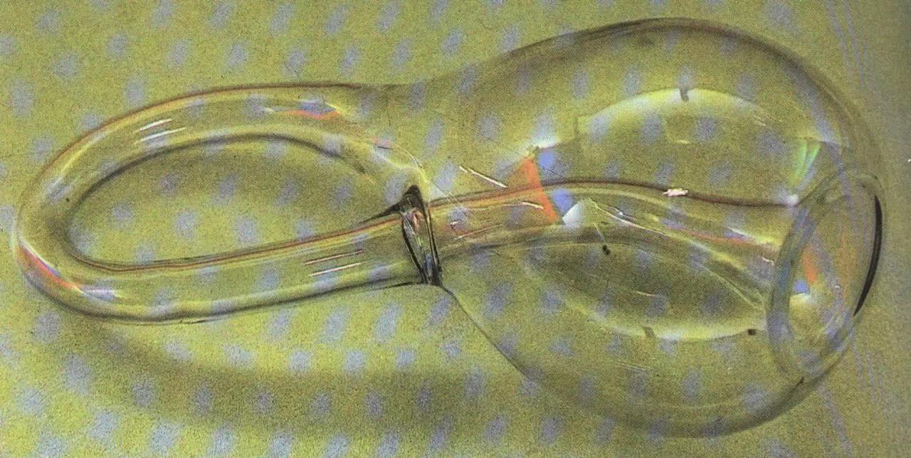 克莱因瓶四维空间图,克莱因瓶只能在四维空间里吗