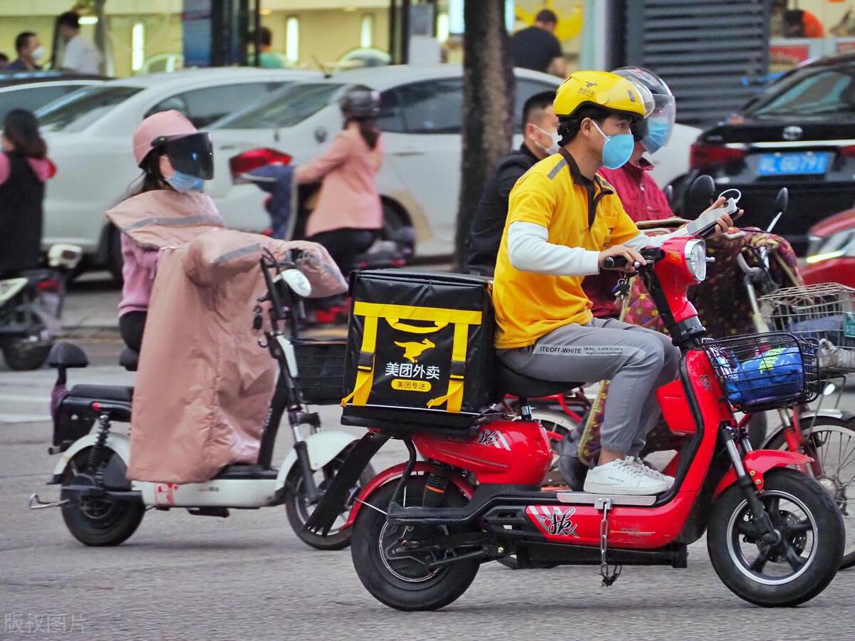 快递小哥一年的工资是多少,快递小哥普遍工资是多少