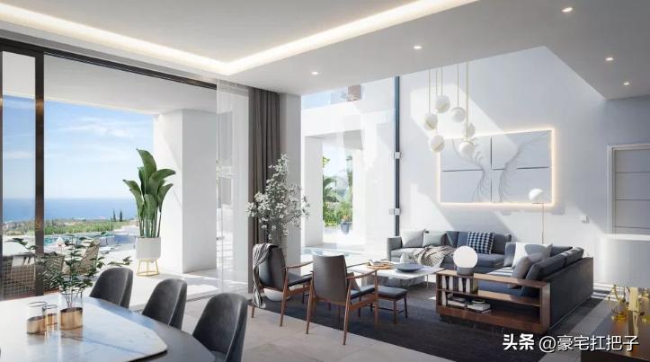 C罗9套豪宅曝光，女友花半小时才走到客厅，车库有超20辆顶级跑车