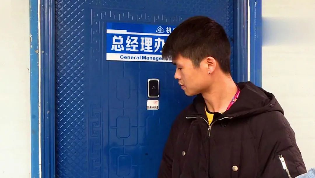 去驾校上班当教练保底八千靠谱吗,两小伙到驾校当教练倒贴一万元