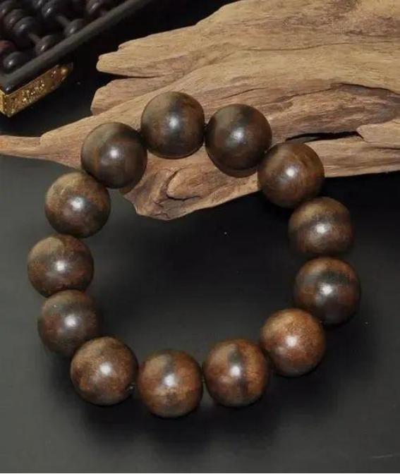 佩戴沉香手串的好处,女士佩戴沉香手串寓意