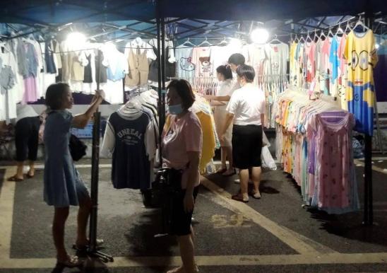 路边摊便宜的衣服哪来的,路边摊10元衣服从哪里来