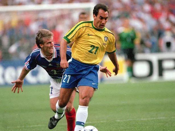 黑白两重天:球场狂欢,牢狱徘徊