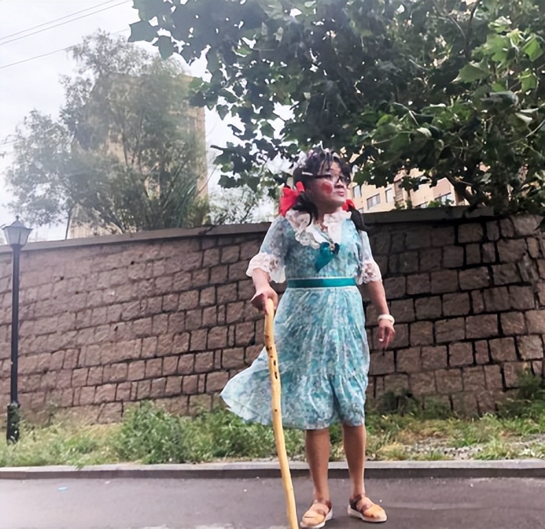 66岁大叔捡垃圾完整版,60多岁男子捡垃圾