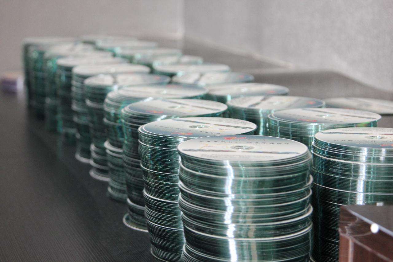 为啥还有人在收旧DVD光盘，废旧光盘有何价值？有人靠它年入20万