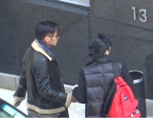 王菲和谢霆锋的机场牵手秀恩爱,王菲久违现身与谢霆锋牵手秀恩爱