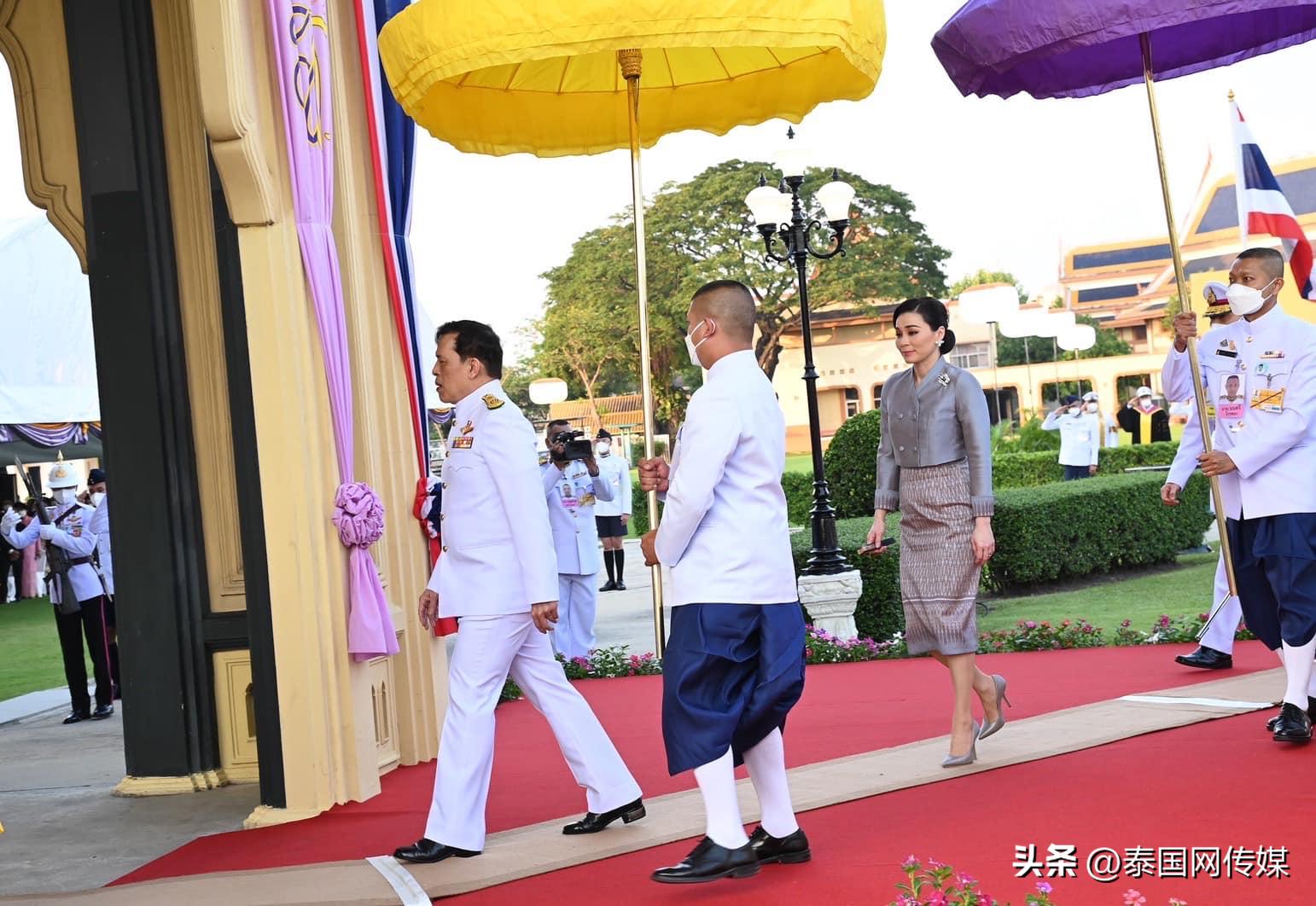 泰国国王给王后颁发毕业证书,泰国国王亲自给学生发毕业证