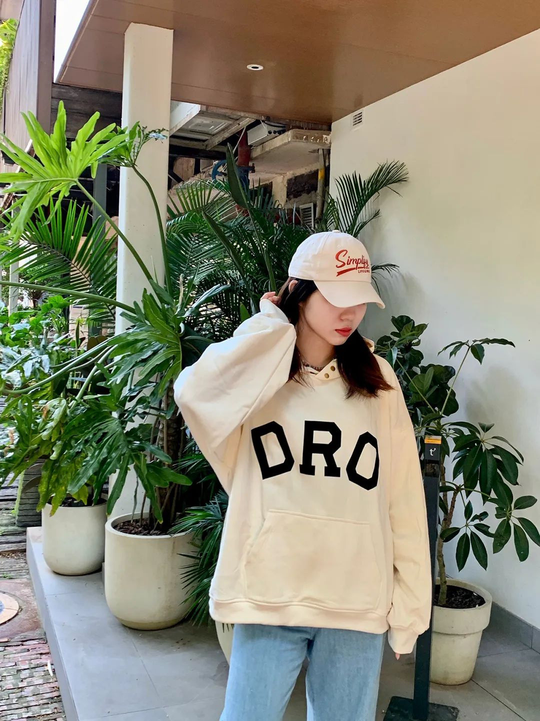 王鹤棣赵露思三亚同框同款,王鹤棣赵露思黑色衣服