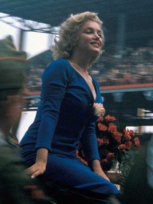 1900年，北京富户人家，服饰臃肿华美，精神状态很佳