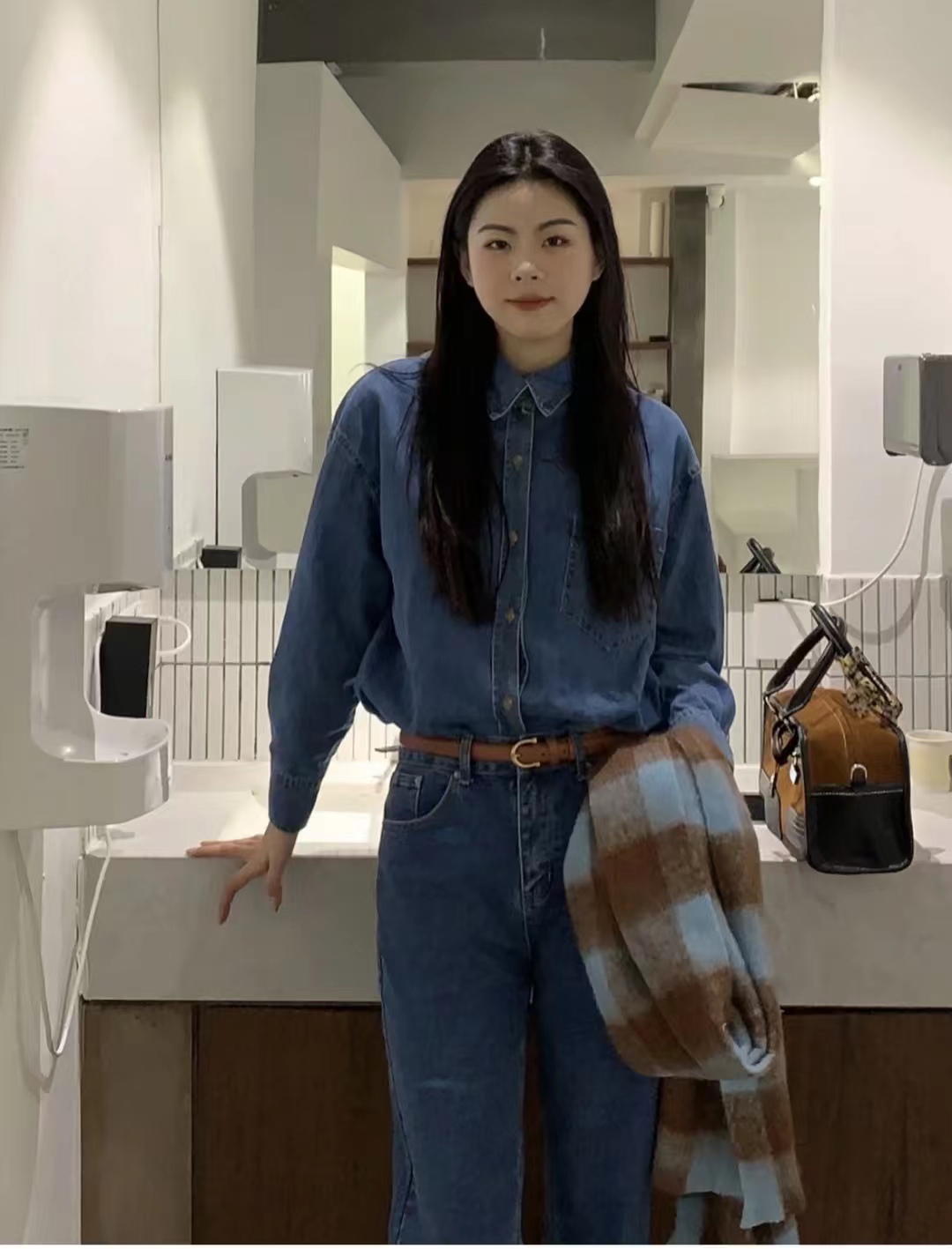 皮肤黑黄适合穿什么颜色衣服显白,男士皮肤黑穿什么颜色的衣服显白