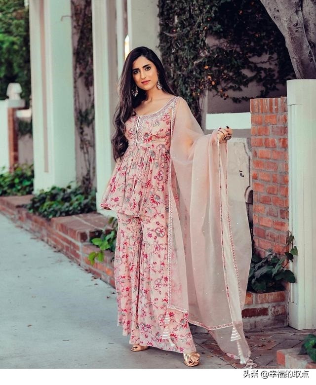 印度女星希瓦尼·雷纳，身材匀称性感妖娆，穿出时尚名媛风格