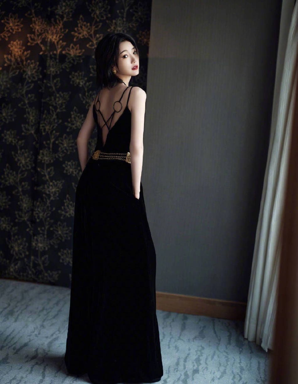 毛晓彤黑色连体裤造型,毛晓彤穿黑色丝绒长裙摩登洋气