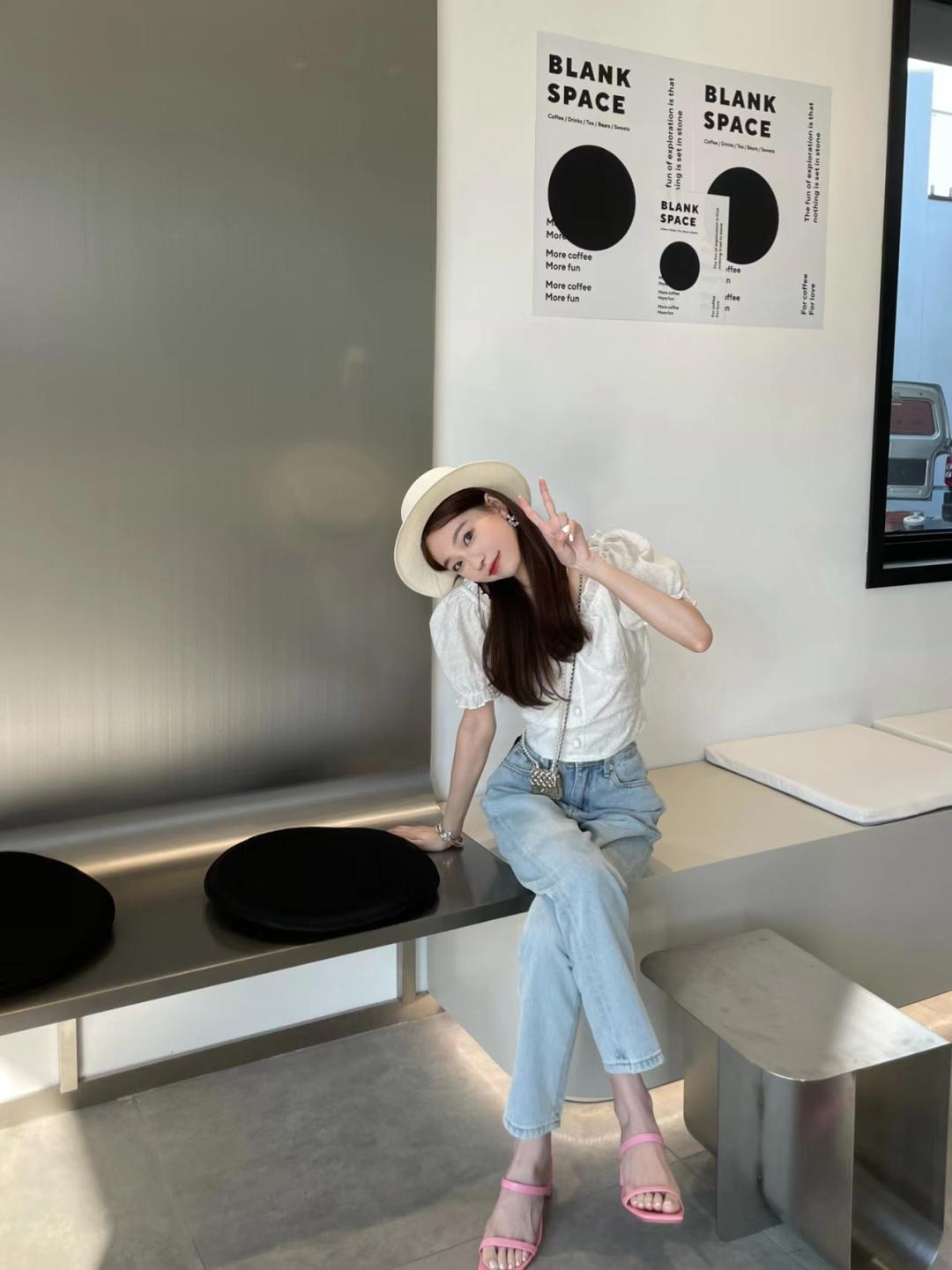 牛仔裤除了搭小白鞋还能搭什么鞋 (白色牛仔裤搭什么鞋子)