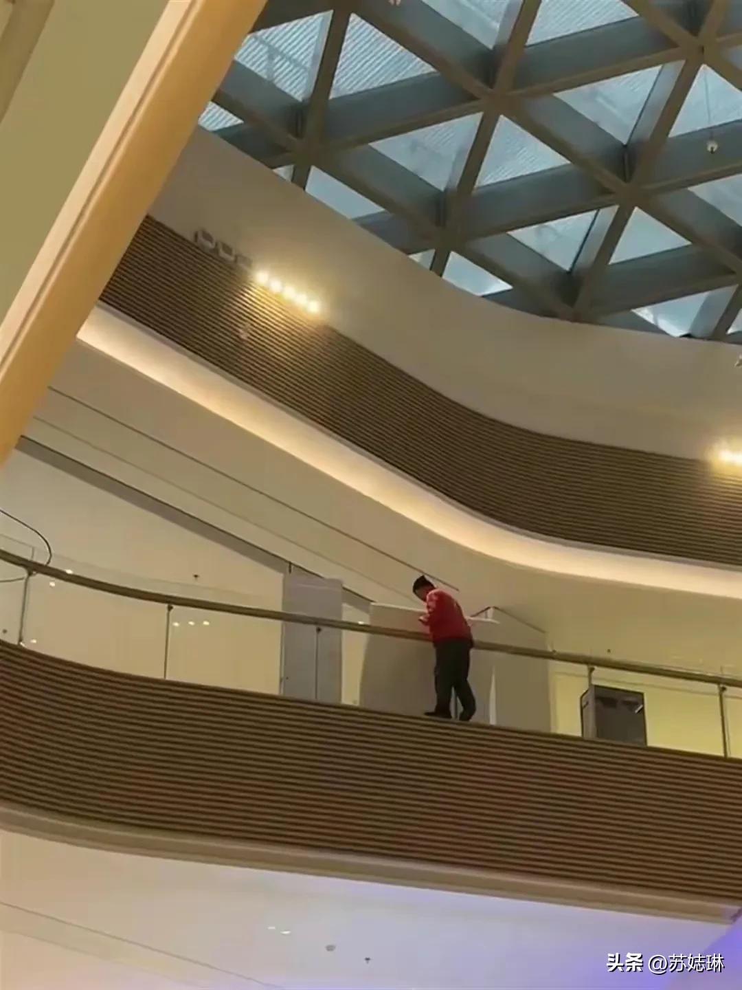 上海男子商场坠亡事件,上海男子商场坠亡事件在哪里