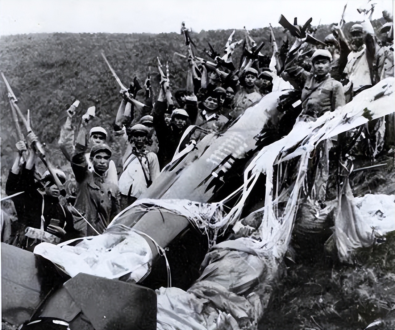 1962年,毛主席见到导弹部队的英雄岳振华,连说了三次“打得好”