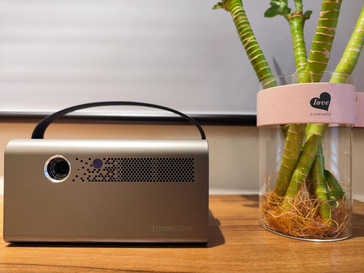 家用投影仪怎样连接有线电视网,家用投影仪如何连接耳机