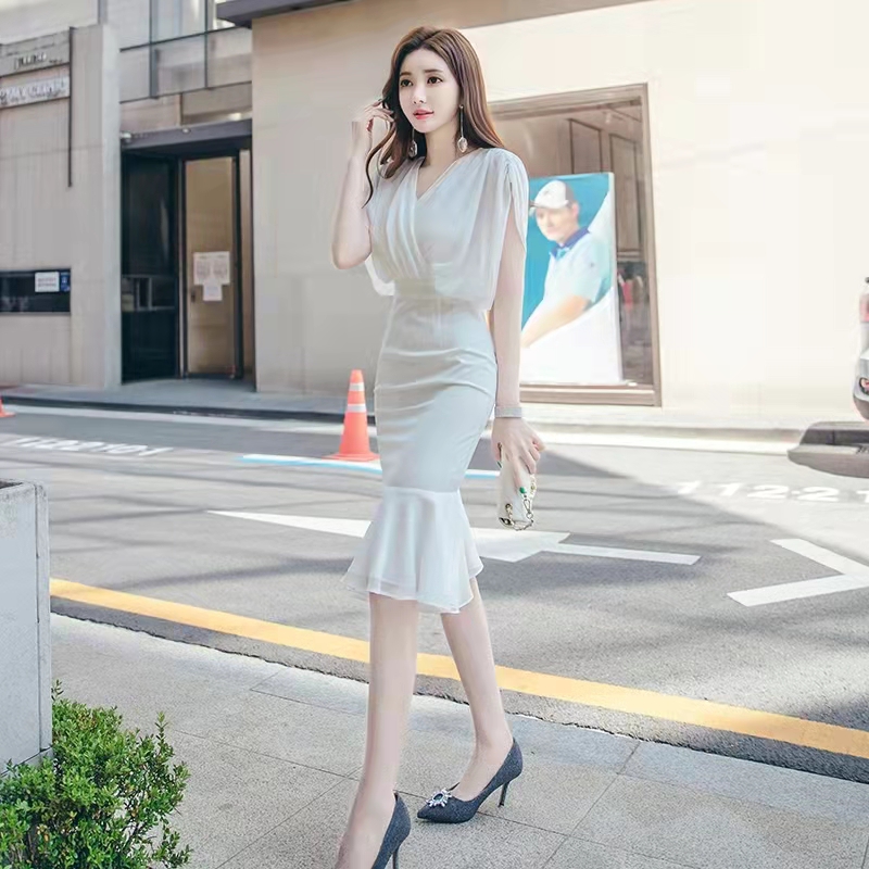v领洋气中长款收腰显瘦连衣裙,v领收腰连衣裙白色雪纺中长款