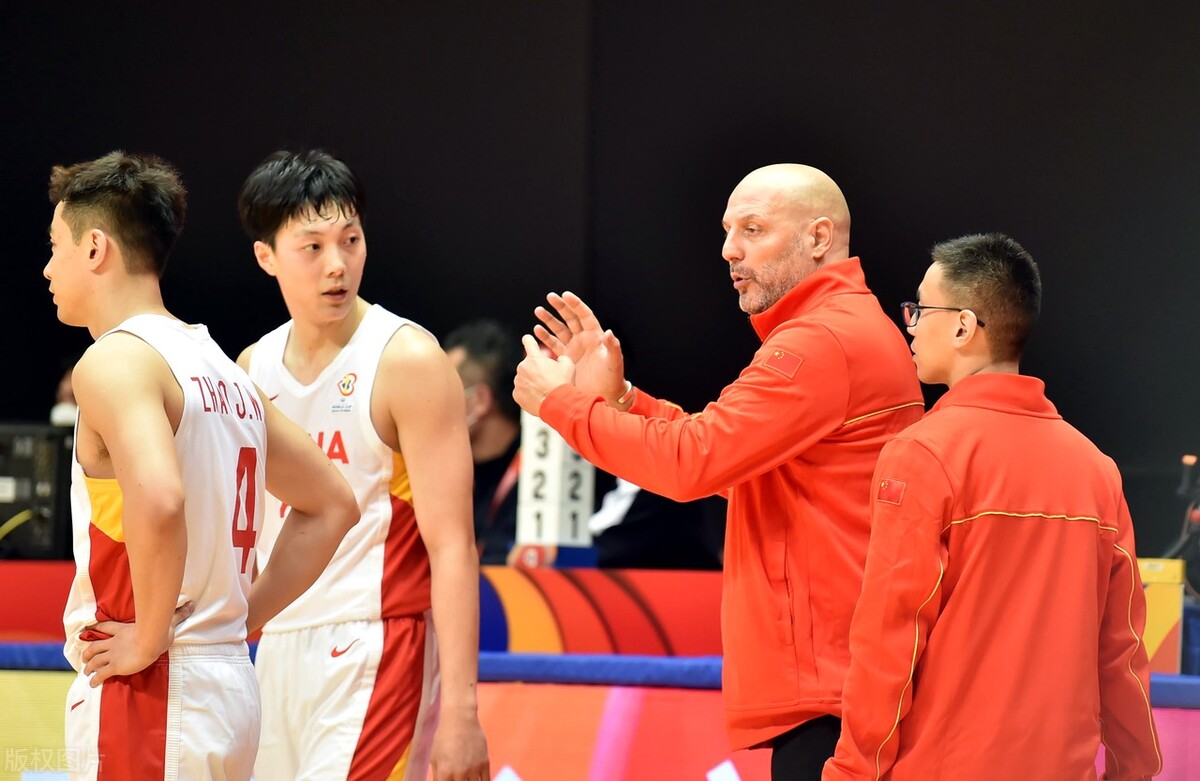 决战伊朗12人名单调整，乔帅姚明提要求，曾凡博5人最新行程曝光