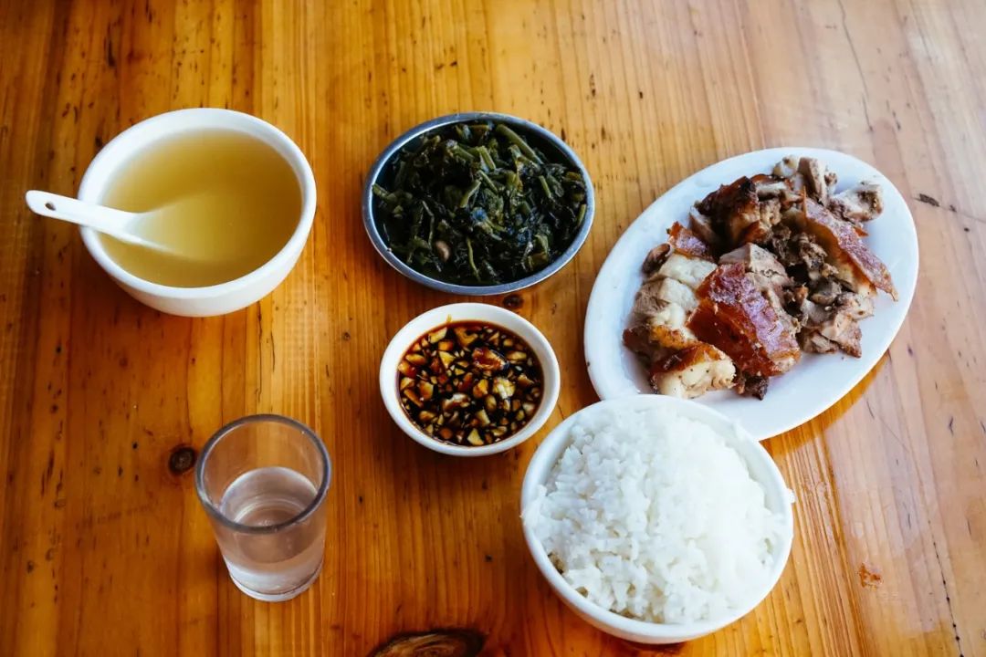 早餐烤乳猪，海鲜论盆卖？这座海岛小城舒坦得有点离谱了