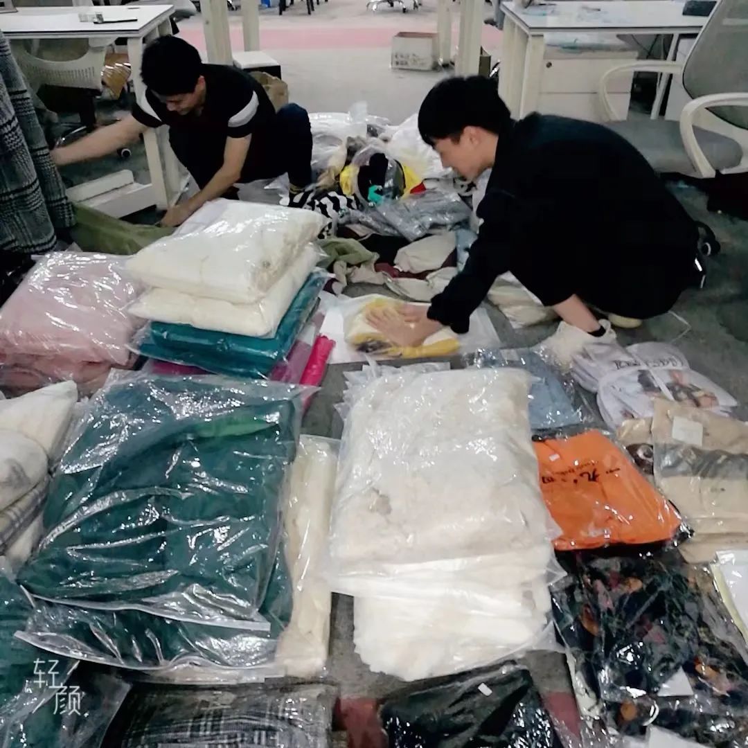 她每天在档口走廊换几百件衣服，“我要挣钱”是唯一信念