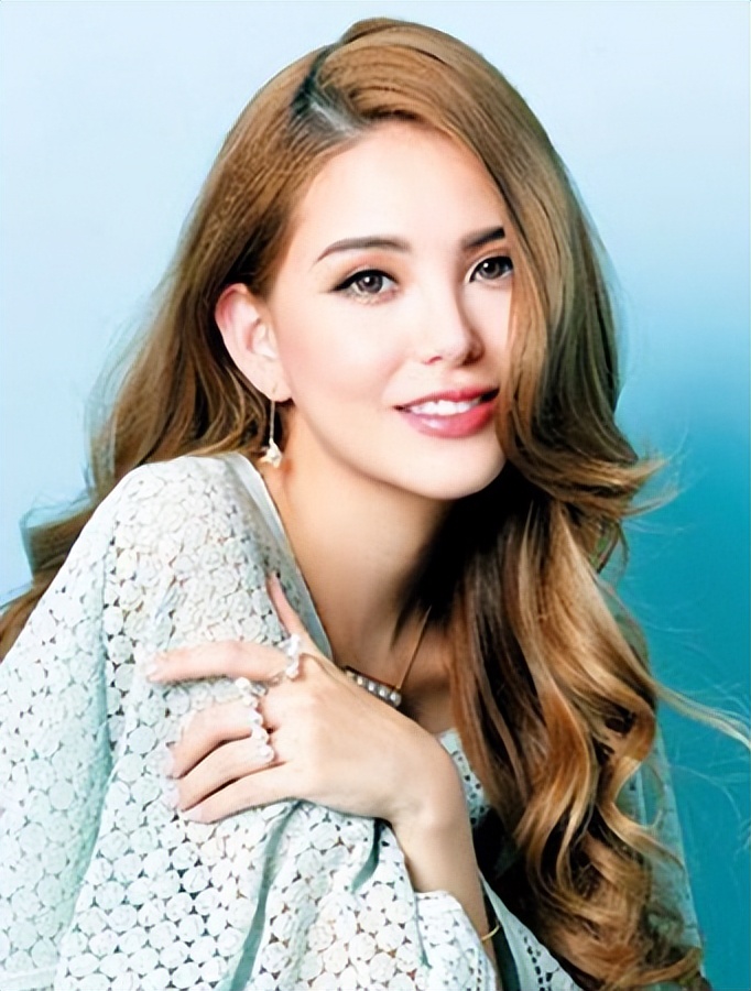 昆凌17岁遇见周杰伦21岁成天王嫂,昆凌17岁就被周杰伦追上视频