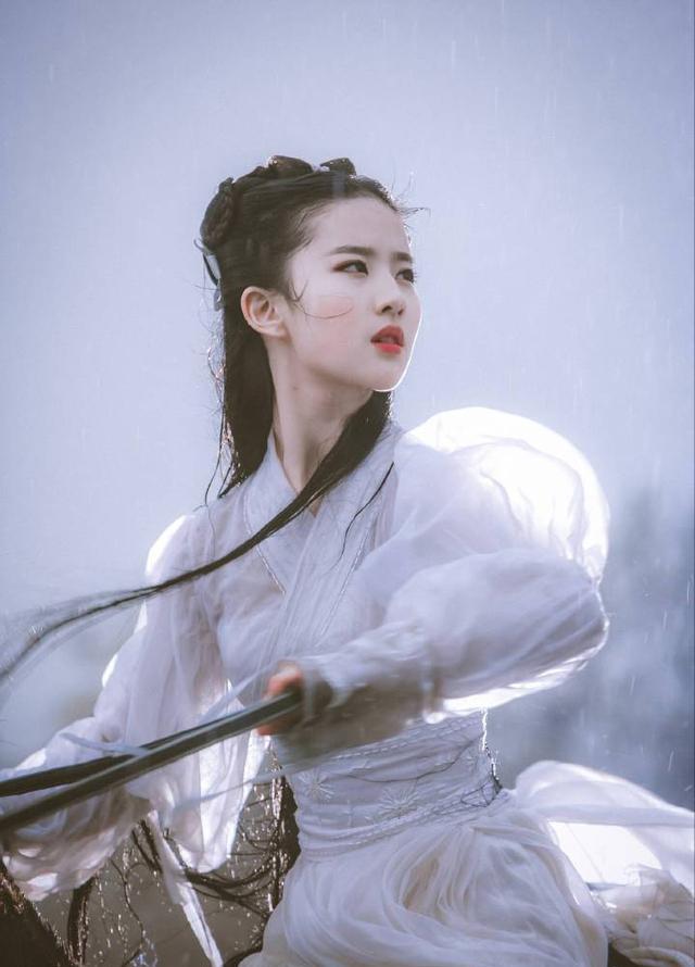 任敏大鼻子又壮实真是“丑女”？看她与刘亦菲唐嫣造型，就有答案