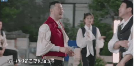 游戏无聊，嘉宾“花里胡哨”挽救，撕名牌也变得不精彩了