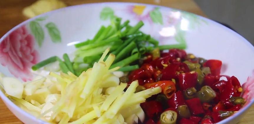 这才是猪蹄最好吃的做法，肥而不腻，香辣爽口，看着都流口水了