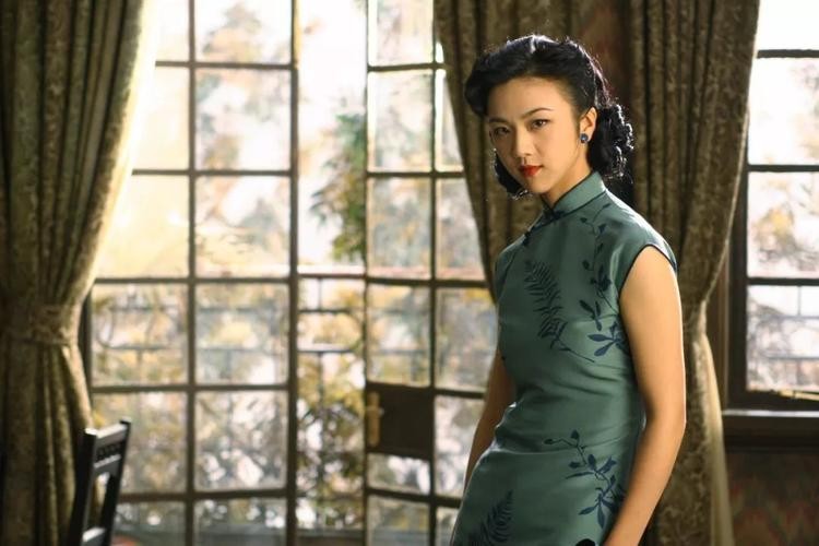 《色·戒》，在爱情中反思战争的残酷性，混乱的年代如何展示情感