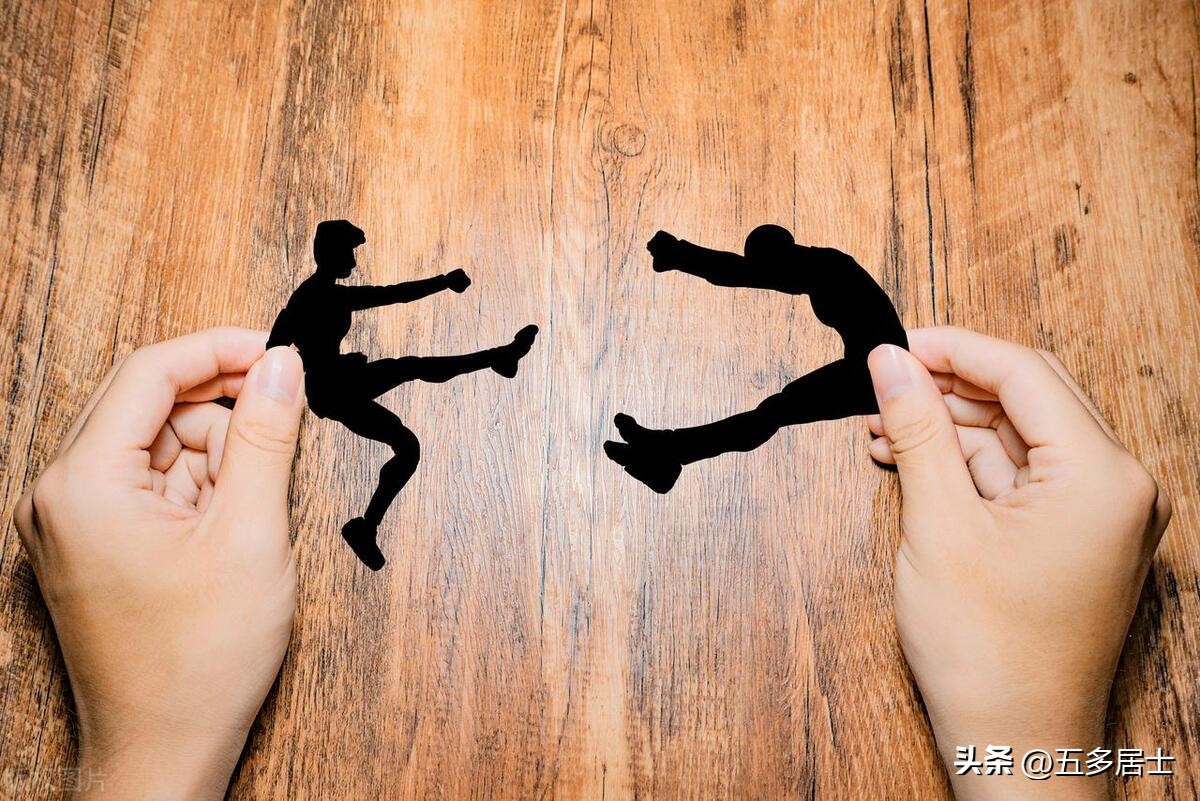 买橘子遭遇“七两秤”,小贩欲打人,女朋友勇敢地“保护”了我。