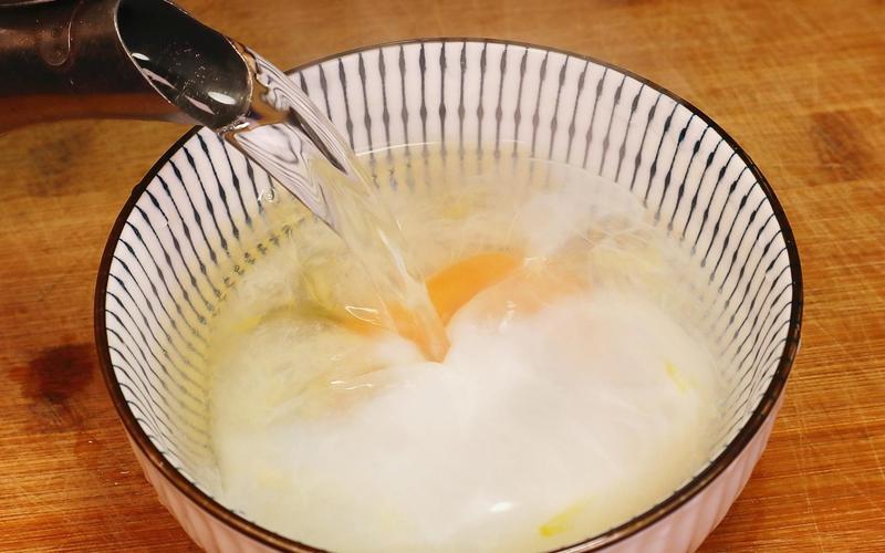 经常吃开水冲鸡蛋对身体有啥害处,常喝开水冲鸡蛋有什么好处和坏处