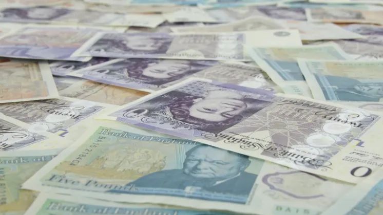 英国留学学费交人民币可以吗,英国留学读研学费能分次交吗