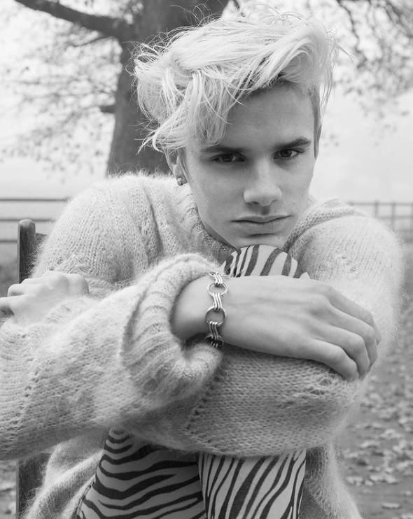 贝克汉姆布鲁克林17岁,贝克汉姆贝小七今年多大了