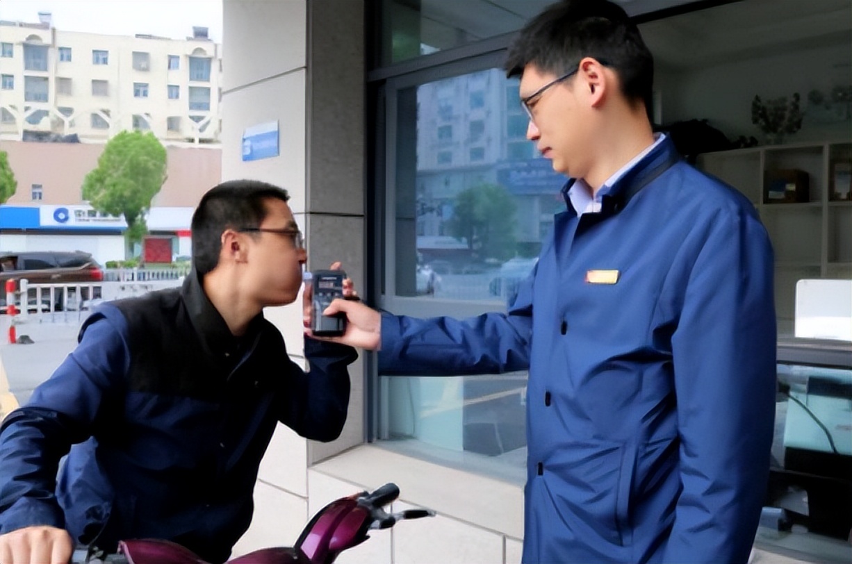 公务员工作日禁止饮酒规定,公务员实行最严禁酒令