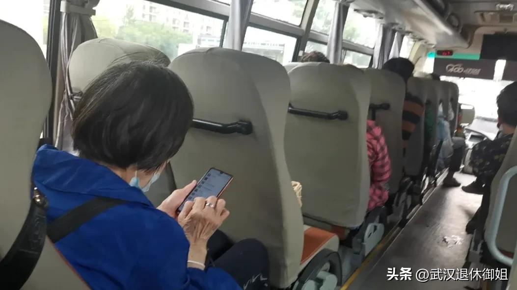 老人10元游玩领鸡蛋,满60岁的老人免费领鸡蛋