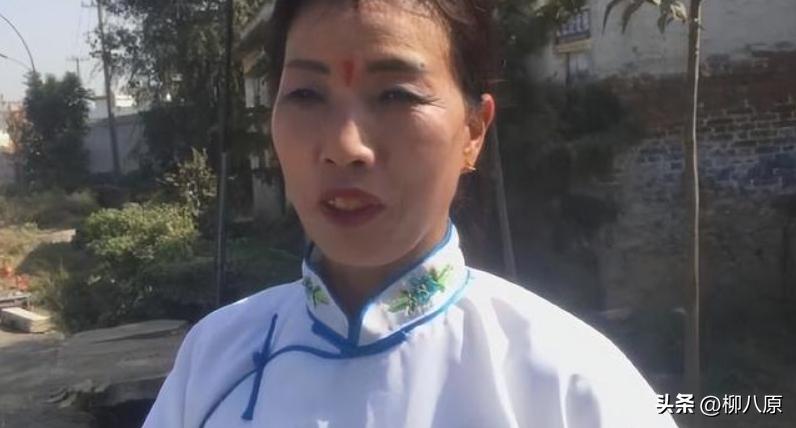 女子哭丧一天收入过千,河南女子专靠哭丧挣钱现场视频