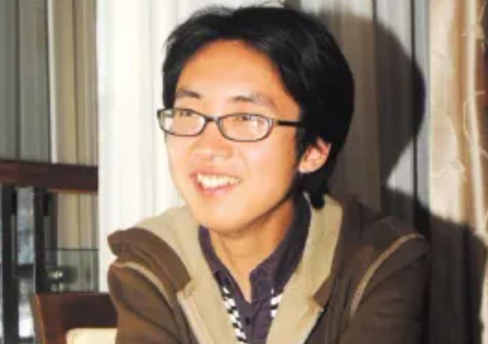 刘霆16年前背母上大学感动全国,背母求学的刘霆为什么变性