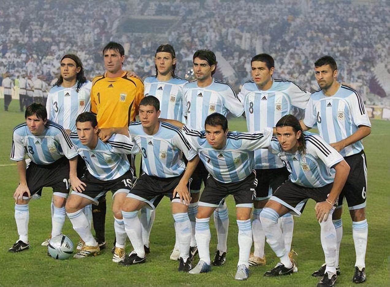 足球顶级球员和国足对比,国足无法超越的足球名场面