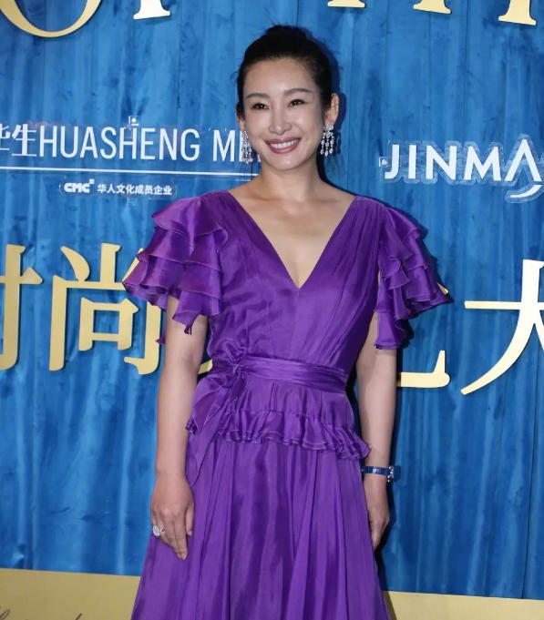 因为肩塌而红毯翻车的女明星,各个女星的红毯穿衣事故