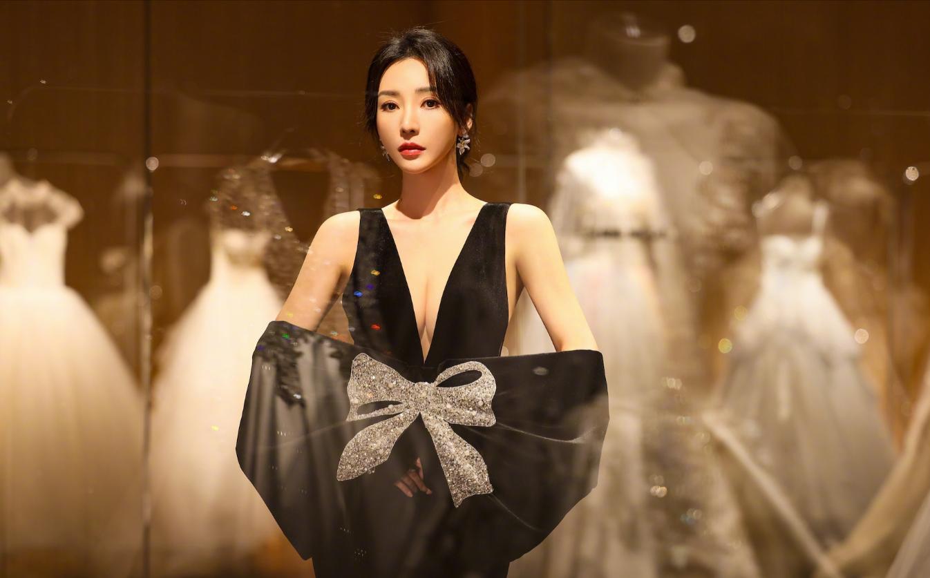 柳岩清凉白裙助阵世界杯直播,柳岩足球宝贝助力世界杯