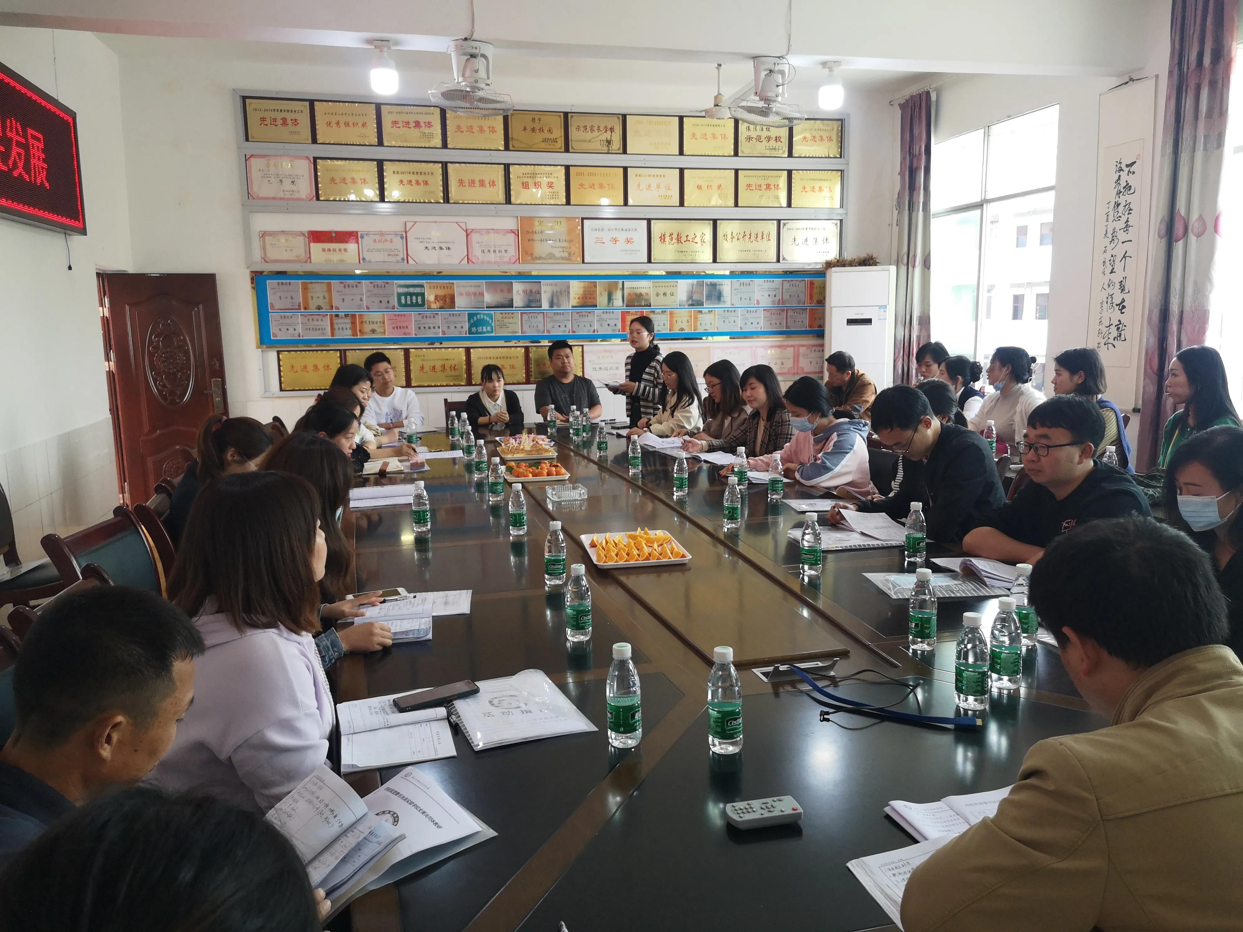 岳池实验学校发展共同体同课异构“画”交流，特色教育促“双减”