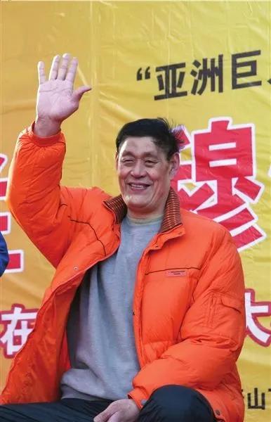 穆铁柱和姚明单打的视频,姚明讲穆铁柱才是第一中锋