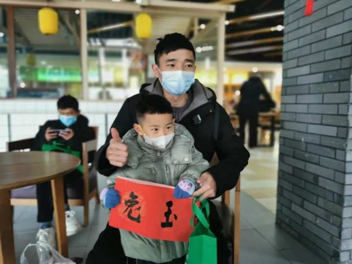 春运出行高峰普陀“志愿红”温暖旅客回家路