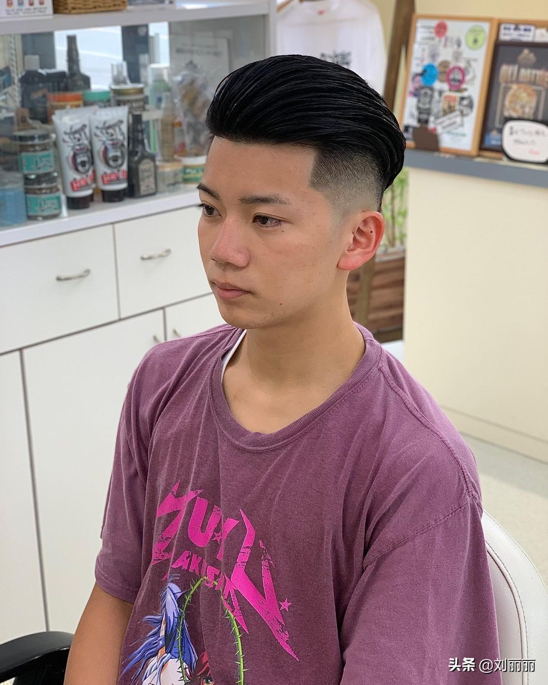 男士发型两边剪短刘海层次感,今年最流行烫什么发型男士