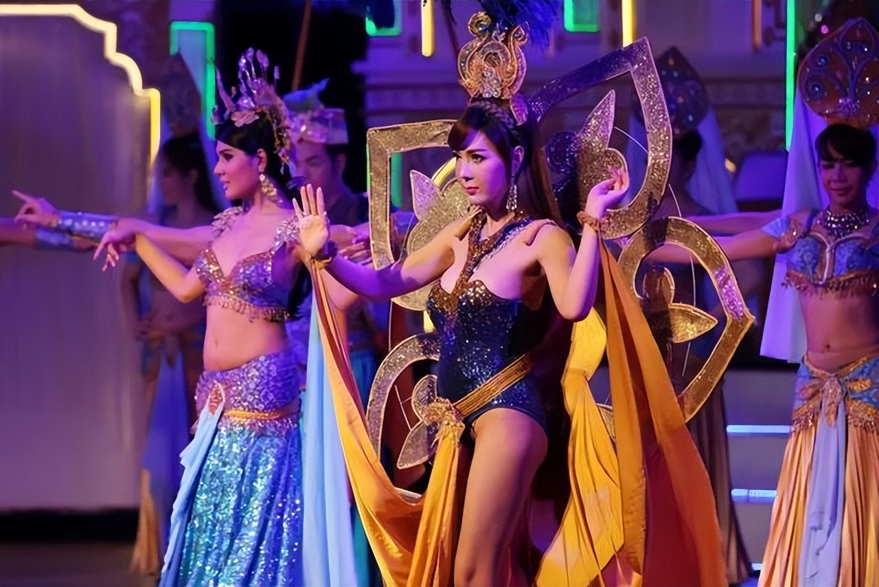 泰国人妖表面光鲜亮丽，实则承受沉重的代价，看完算是涨知识了！