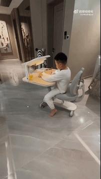 富豪出10万美元请女子摘口罩,富豪出10万让隔壁人摘掉口罩