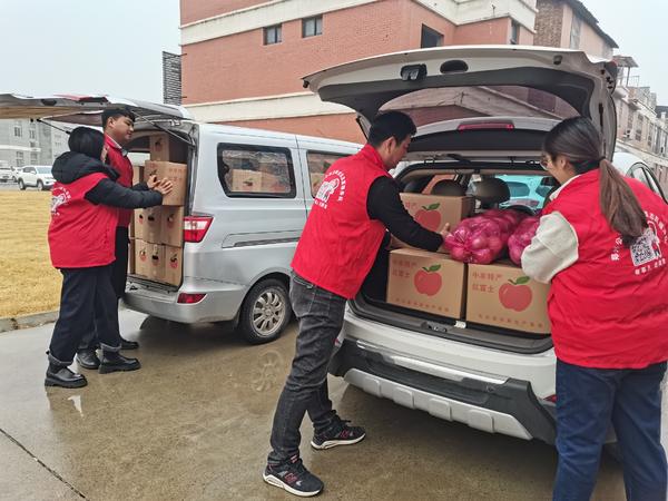 苹果滞销老农,老农万斤苹果滞销